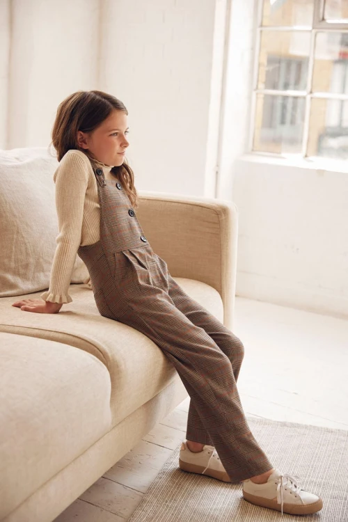 next-bezowy-sweter-golf-z-falbanka-prazkowany-modelka-bok.webp