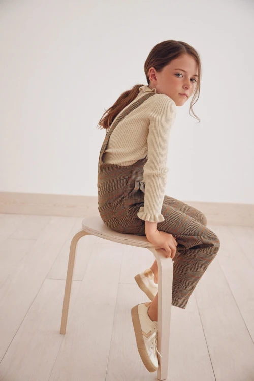 next-bezowy-sweter-golf-z-falbanka-prazkowany-modelka-siedzaca.webp
