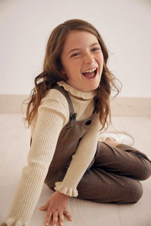 next-bezowy-sweter-golf-z-falbanka-prazkowany-modelka-siedzaca2.webp