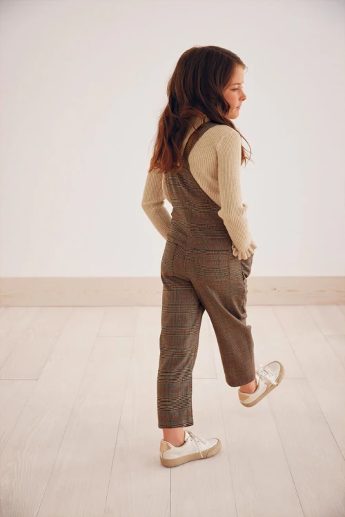 next-bezowy-sweter-golf-z-falbanka-prazkowany-modelka-tyl2.webp