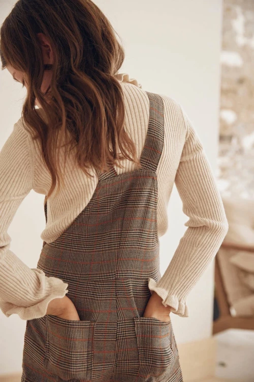 next-bezowy-sweter-golf-z-falbanka-prazkowany-modelka-tyl.webp