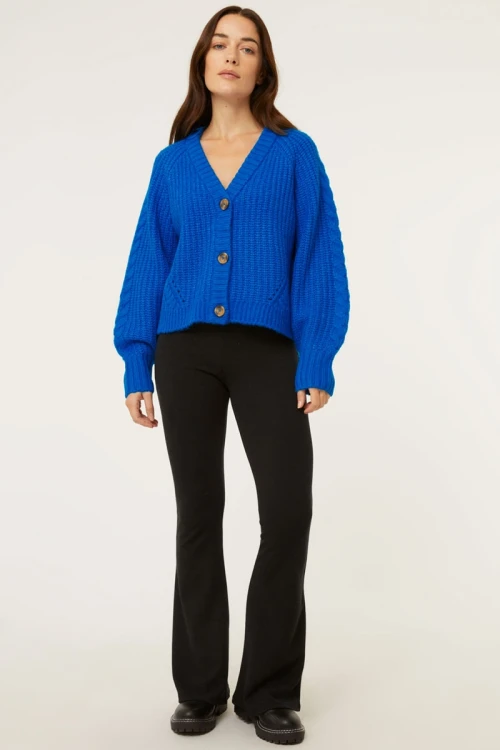 george-kobaltowy-cieply-sweter-kardigan-warkocze-modelka-przod2.webp