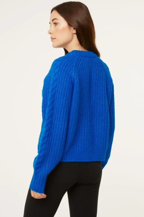 george-kobaltowy-cieply-sweter-kardigan-warkocze-modelka-tyl.webp