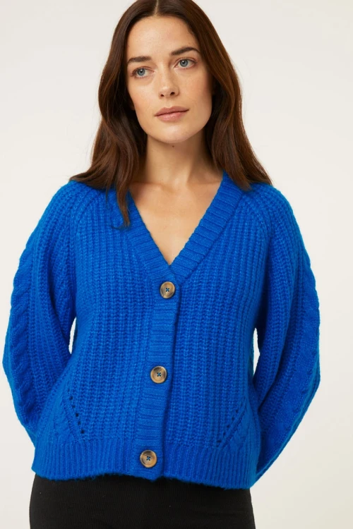 george-kobaltowy-cieply-sweter-kardigan-warkocze-modelka-zblizenie.webp