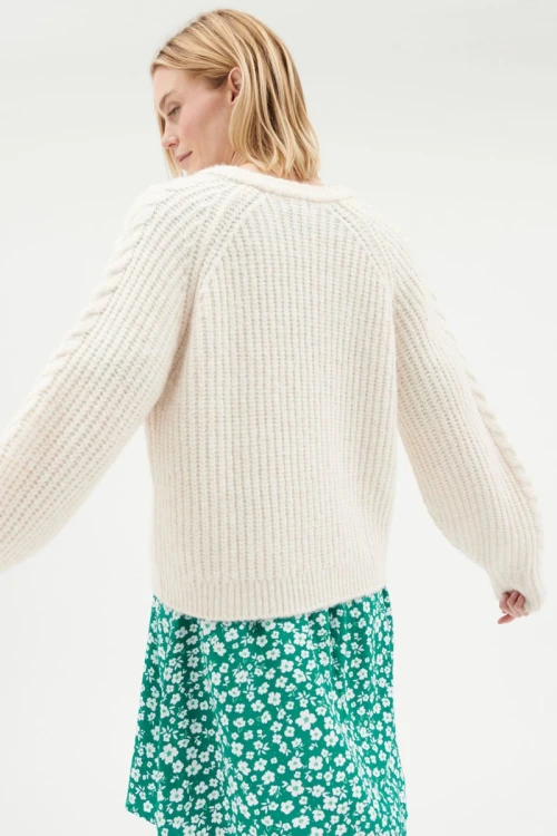 george-kremowy-cieply-sweter-kardigan-warkocze-modelka-tyl.webp