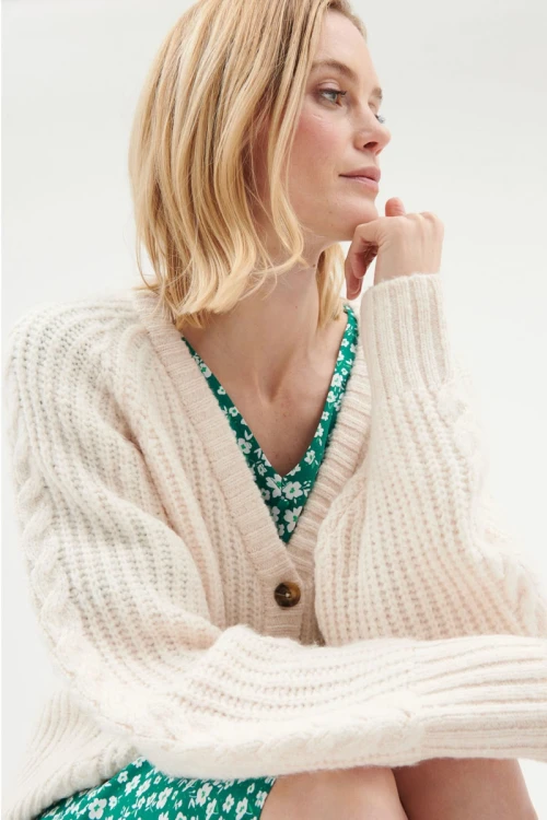 george-kremowy-cieply-sweter-kardigan-warkocze-modelka-zblizenie.webp