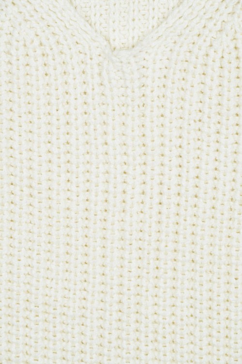 numeg-kremowy-sweter-dzianinowy-v-neck-zblizenie.JPG