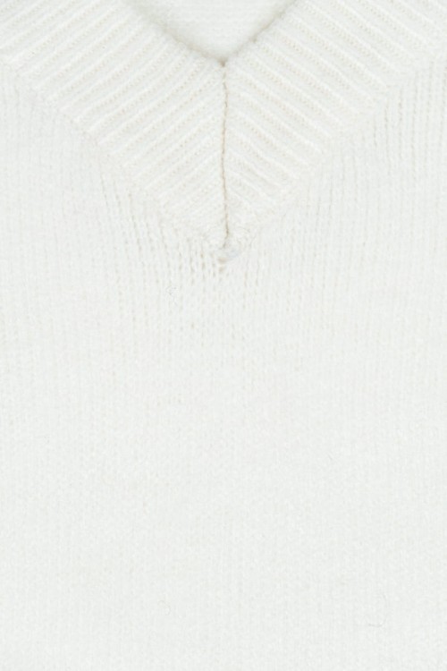 yours-bialy-sweter-v-neck-plus-size-zblizenie.JPG