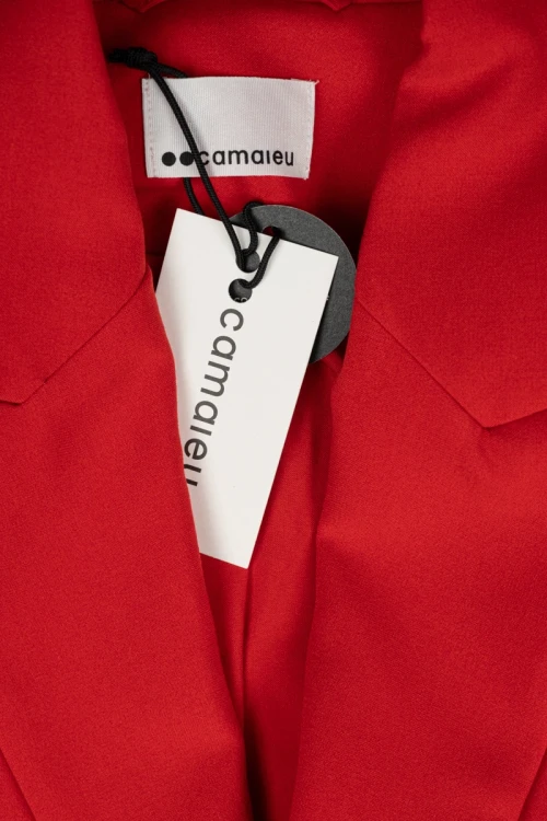 Camaieu-czerwona-marynarka-zakiet-guzik-zblizenie.webp