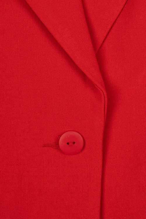 Camaieu-czerwona-marynarka-zakiet-guzik-zblizenie3.webp