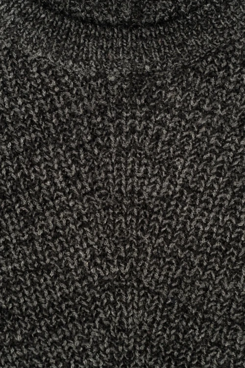 yours-grafitowy-dlugi-sweter-melanz-zblizenie.webp