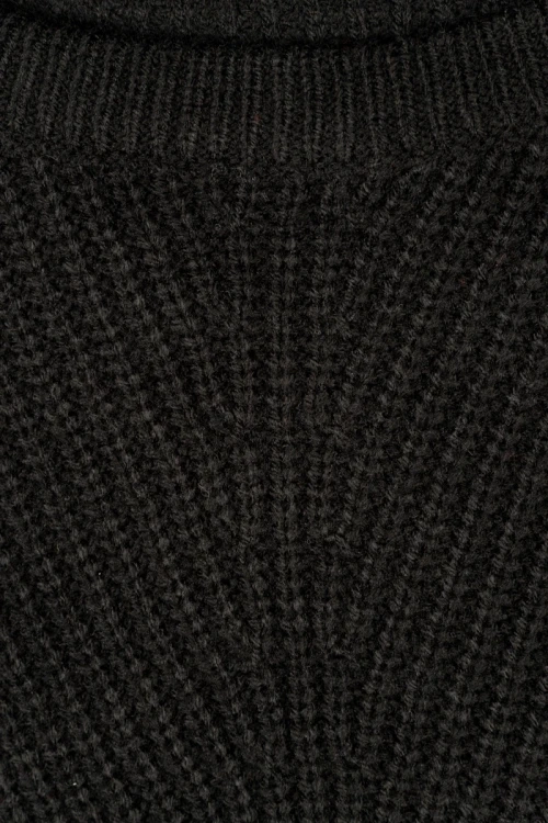 yours-czarny-dlugi-sweter-asymetryczny-zblizenie.webp