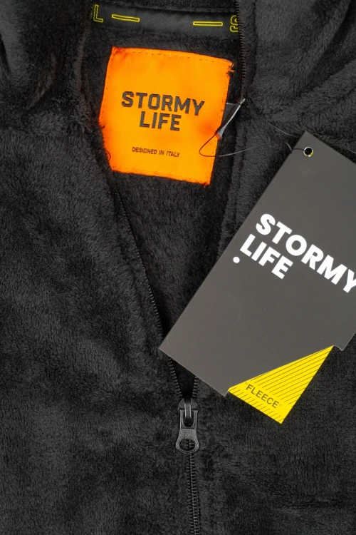 Stormy-Life-czarna-bluza-polar-mis-zblizenie.webp
