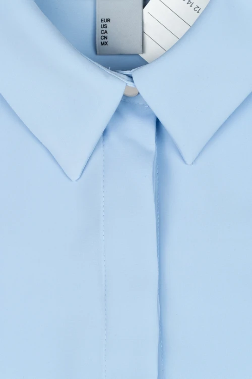 H&amp;M-blekitna-koszula-z-kolnierzykiem-zblizenie.webp