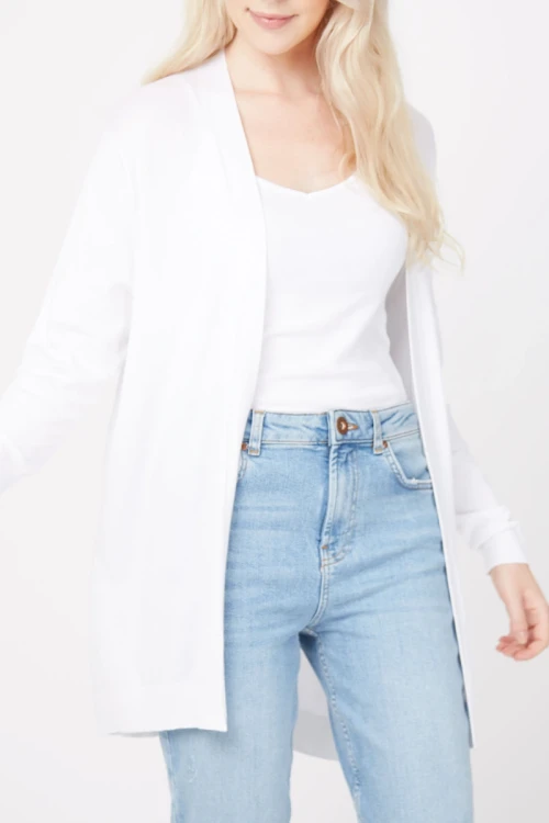 George-biala-narzuta-z-wiskozy-modelka-przod.webp