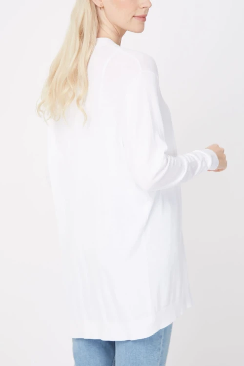 George-biala-narzuta-z-wiskozy-modelka-tyl.webp