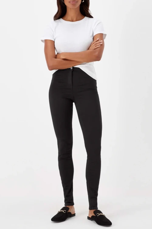 Papaya-czarne-spodnie-jeansy-wysoki-stan-modelka-przod2.webp