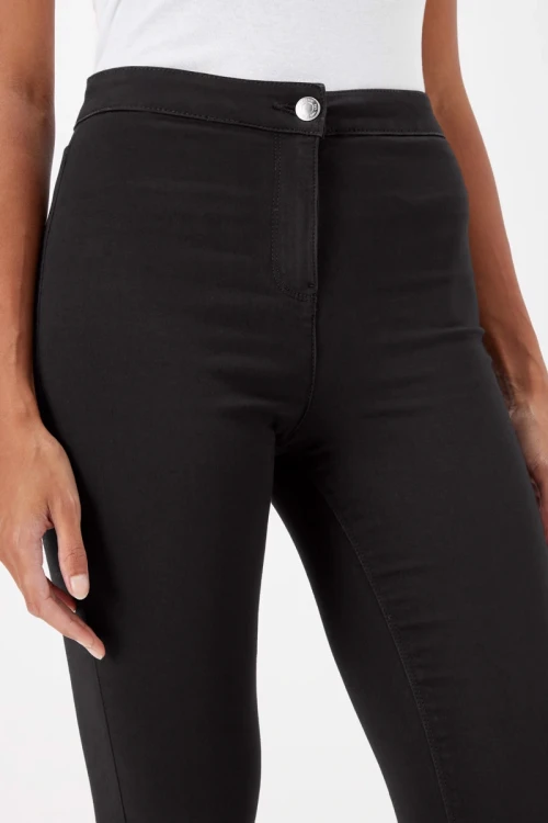 Papaya-czarne-spodnie-jeansy-wysoki-stan-modelka-zblizenie.webp
