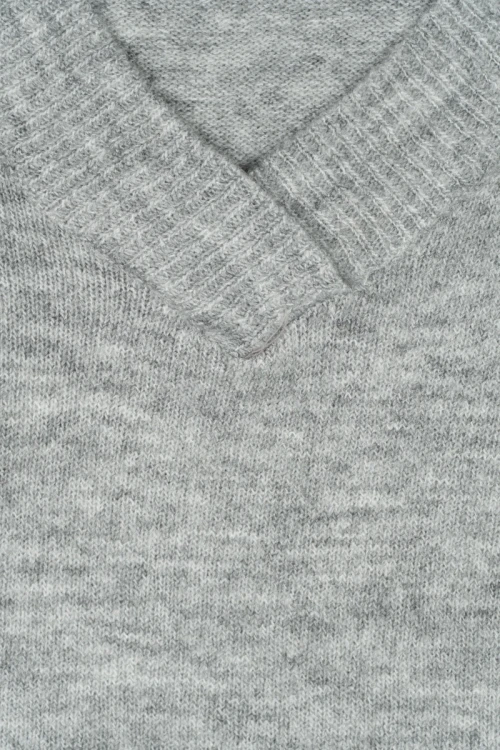 Nutmeg-szary-damski-sweter-v-neck-zblizenie.webp