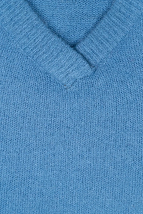 Nutmeg-niebieski-damski-sweter-v-neck-zblizenie.webp