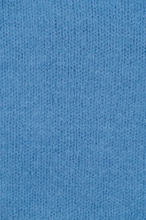 Nutmeg-niebieski-damski-sweter-v-neck-zblizenie2.webp