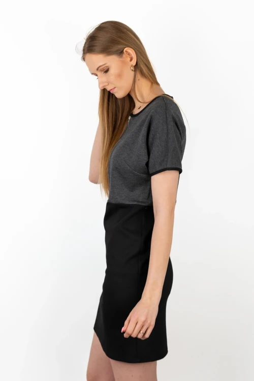 BHS-grafitowo-czarna-sukienka-zamek-modelka-bok.webp
