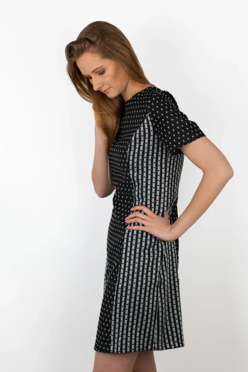 cotton-club-czarna-sukienka-w-biale-romby-modelka-bok.webp