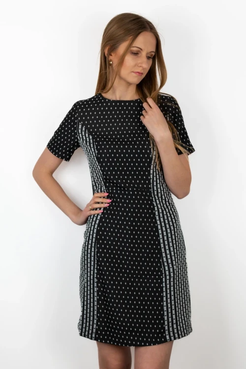 cotton-club-czarna-sukienka-w-biale-romby-modelka-przod (1).webp