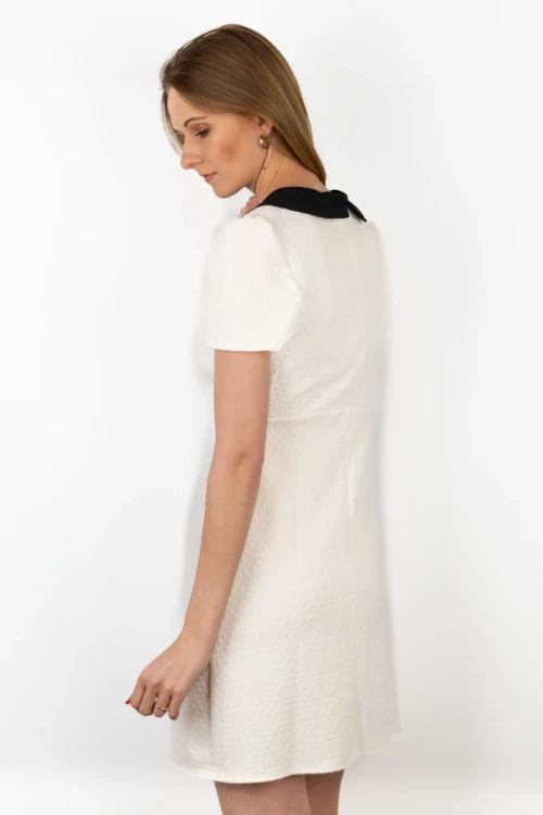 Atmosphere-kremowa-sukienka-kolnierzyk-pensjonarka-modelka-tyl.webp