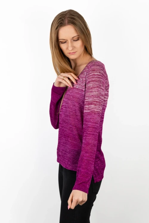 next-metaliczny-lekki-fioletowy-sweter-ombre-cekiny-modelka-bok.webp