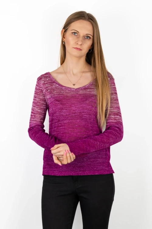 next-metaliczny-lekki-fioletowy-sweter-ombre-cekiny-modelka-przod2.webp