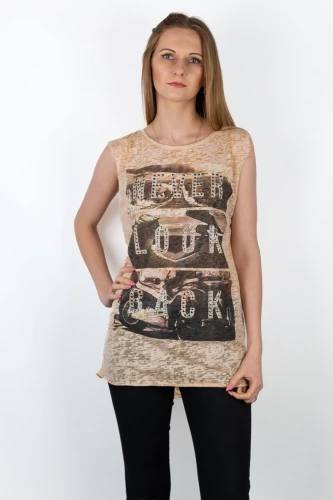 River-Island-piaskowa-dluga-bluzka-nadruk-modelka-przod (1).webp