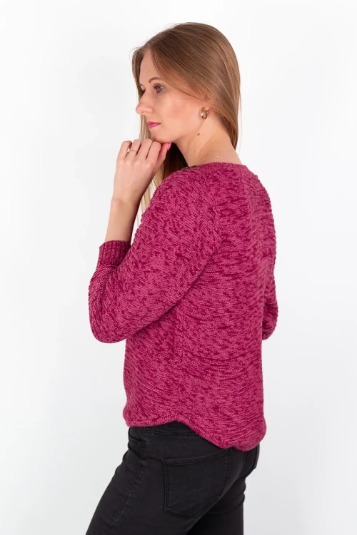 Bershka-bordowy-melanzowy-sweter-guziki-modelka-bok.webp