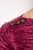 Bershka-bordowy-melanzowy-sweter-guziki-modelka-zblizenie.webp