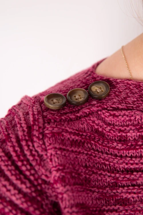 Bershka-bordowy-melanzowy-sweter-guziki-modelka-zblizenie.webp