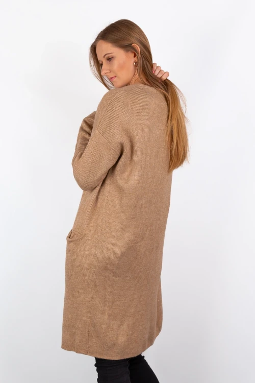 H&amp;M-Piaskowa-dluga-narzuta-kieszenie-modelka-tyl.webp