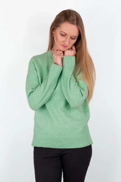 Nutmeg-mietowy-kobiecy-sweter-eco-modelka-przod.webp