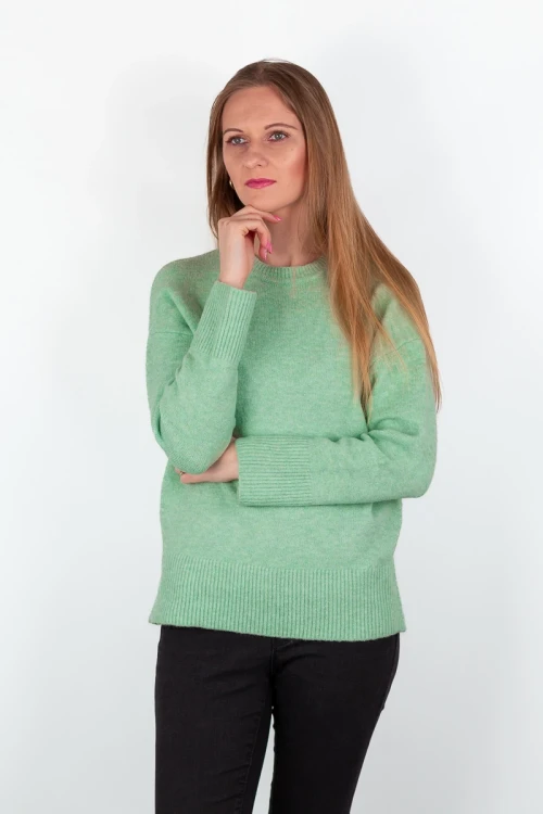 Nutmeg-mietowy-kobiecy-sweter-eco-modelka-przod3.webp