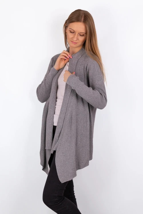 Zara-szara-narzuta-waterfall-modelka-przod.webp