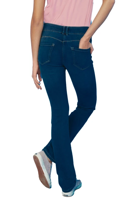 Next-jeansowe-spodnie-granatowe-bootcut-modelka-przod.webp