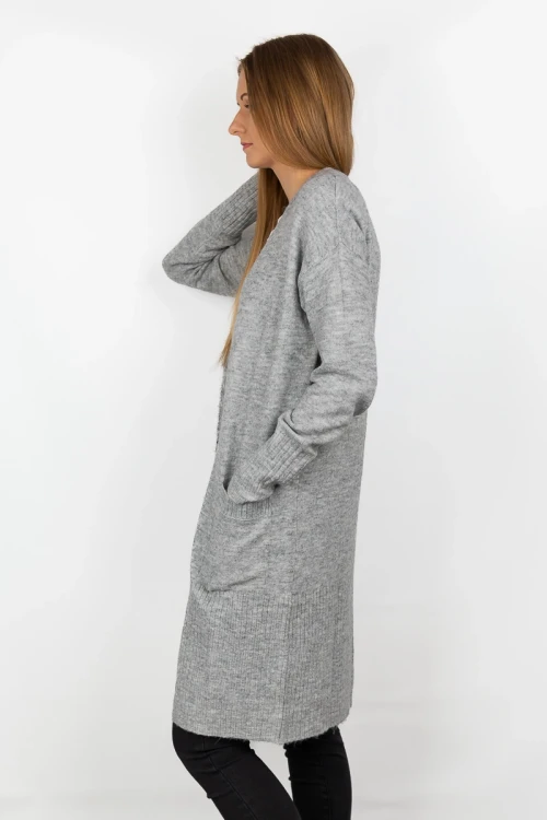 New-Look-szara-dluga-narzuta-z-welna-modelka-bok.webp