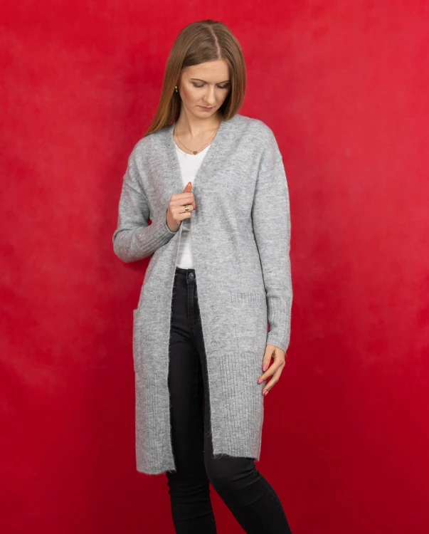 New-Look-szara-dluga-narzuta-z-welna-modelka-przod.webp