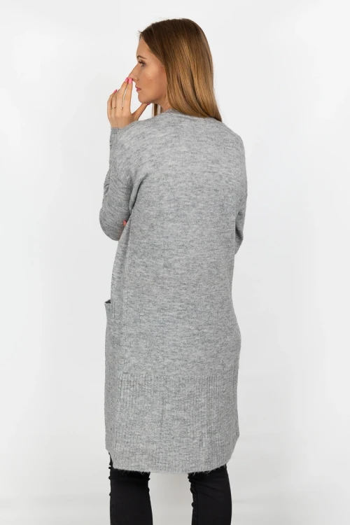 New-Look-szara-dluga-narzuta-z-welna-modelka-tyl2.webp