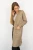 New-Look-bezowa-dluga-narzuta-z-welna-modelka-bok.webp