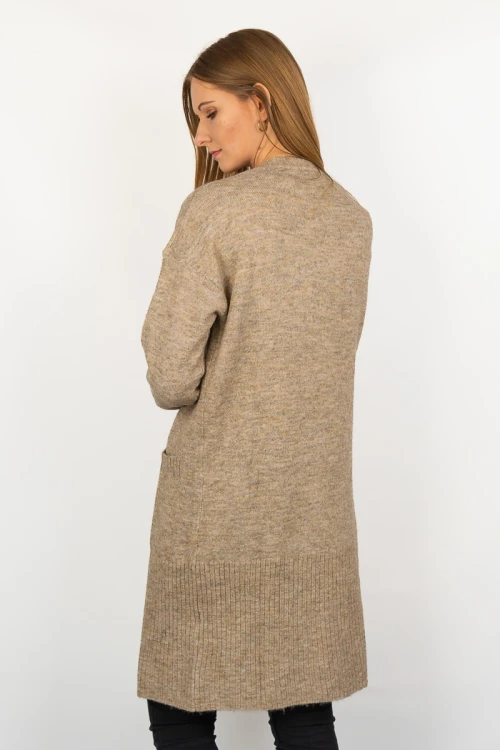 New-Look-bezowa-dluga-narzuta-z-welna-modelka-tyl.webp