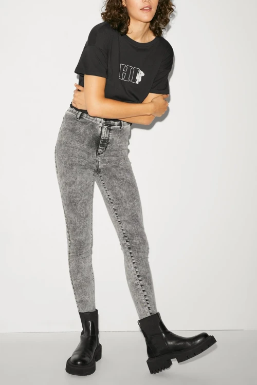 C&amp;A-grafitowe-spodnie-jeansy-wysoki-stan-super-skinny-modelka-przod.webp