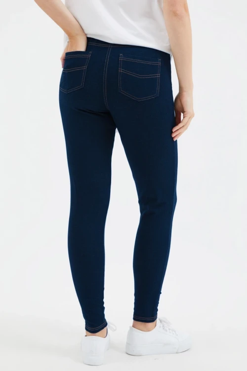 George-ciemnogranatowe-spodnie-jegginsy-gumka-modelka-tyl.webp