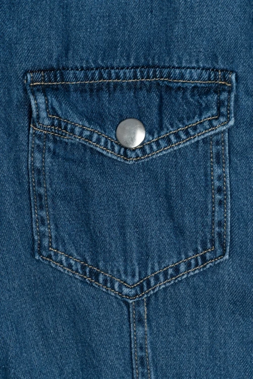 Primark-ciemna-jeansowa-sukienka-mini-zblizenie.webp