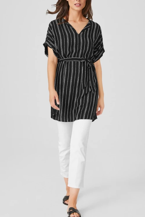 C&amp;A-czarna-sukienka-tunika-w-biale-paski-modelka-przod.webp