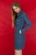 Primark-ciemna-jeansowa-sukienka-mini-modelka-bok.webp